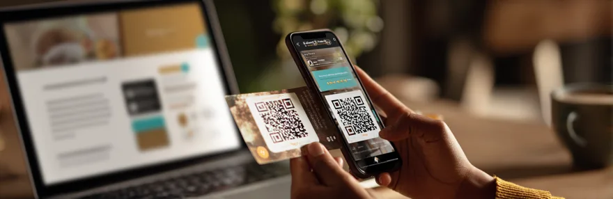 Person scannt QR-Code mit Smartphone