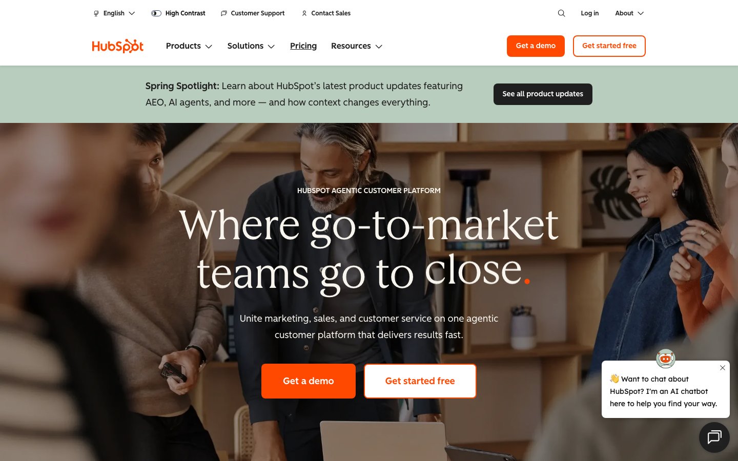 HubSpot - Split Screen Layout Beispiel Split Screen Webdesign 2026 - HubSpot nutzt geteiltes Layout für Content und visuelle Elemente