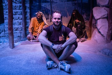 Referenzfoto - Ausgangsbild mit den zwei Figuren im Hintergrund