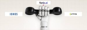 Roboterhand mit Telefonhörer, umgeben von den Logos der Anbieter IONOS, fonio.ai und VITAS