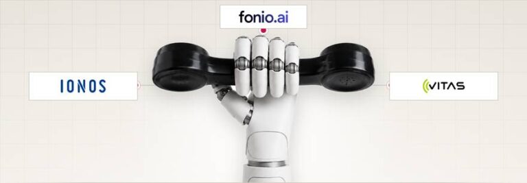 Roboterhand mit Telefonhörer, umgeben von den Logos der Anbieter IONOS, fonio.ai und VITAS