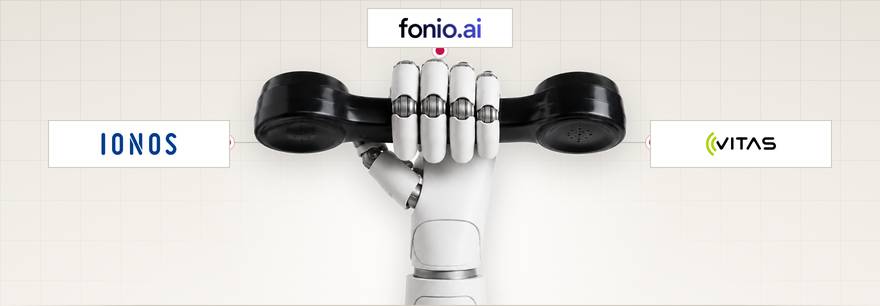 Roboterhand mit Telefonhörer, umgeben von den Logos der Anbieter IONOS, fonio.ai und VITAS