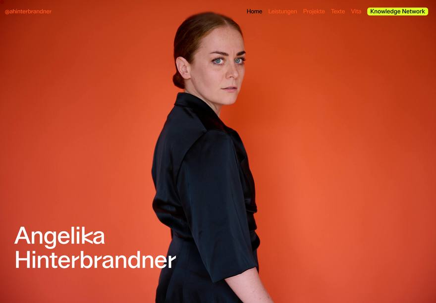 Angelika Hinterbrandner Porträt-Website Website von Angelika Hinterbrandner mit Porträt vor orangem Hintergrund