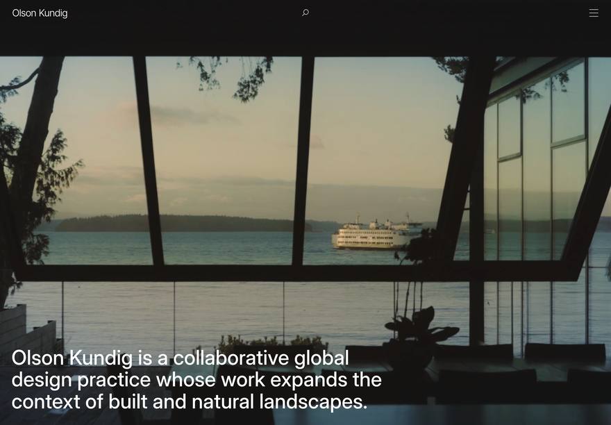 Olson Kundig bildstarkes Webdesign Startseite von Olson Kundig mit Blick durch eine Glasfassade aufs Wasser