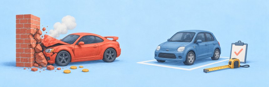 Rotes Sportauto an der Mauer neben einem sauber eingeparkten Kleinwagen mit Maßband – klein anfangen statt Vollgas